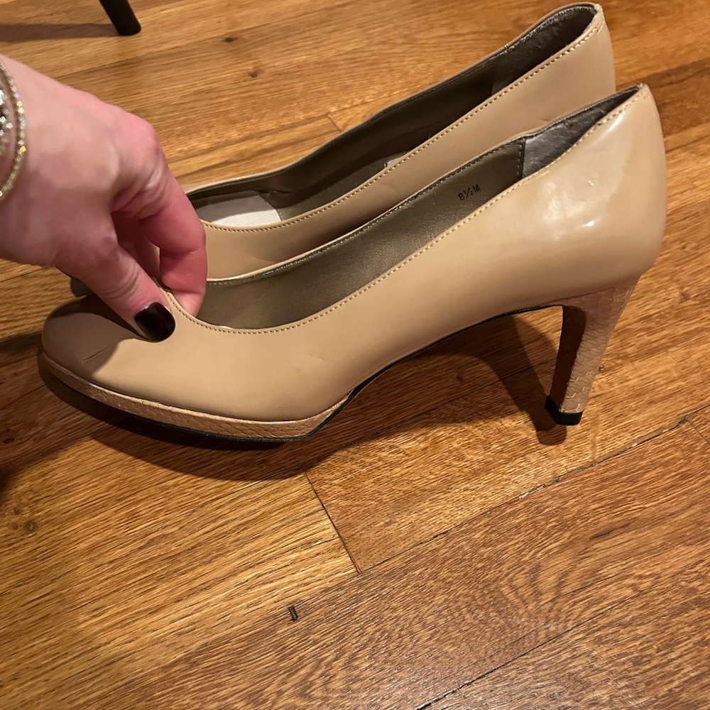 Nude pumps with snake skin detail